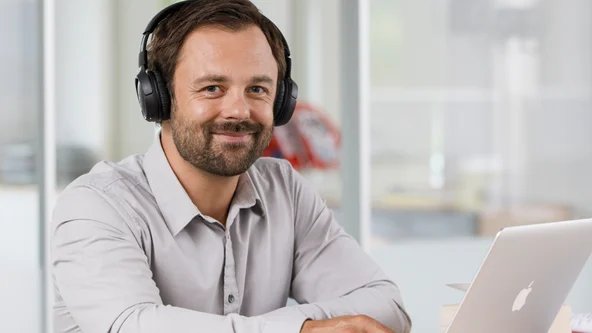 Ein Mann nimmt an einem Betriebsrat Webinar der W.A.F. teil