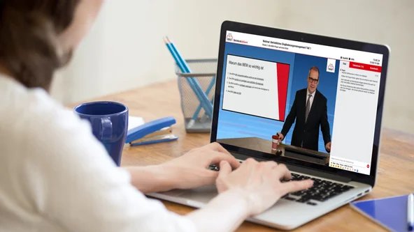 Eine Frau nimmt an einem Betriebsrat Webinar der W.A.F. teil