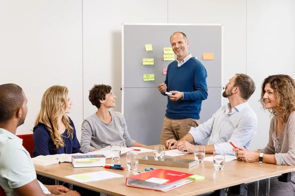 Ein Referent erklärt in einem der Inhouse-Seminare und -Webinare für Betriebsräte, SBV und JAV